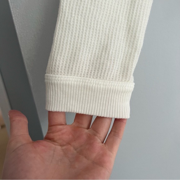 Cropped Long-Sleeve Henley T-Shirt - Picture 6 of 9